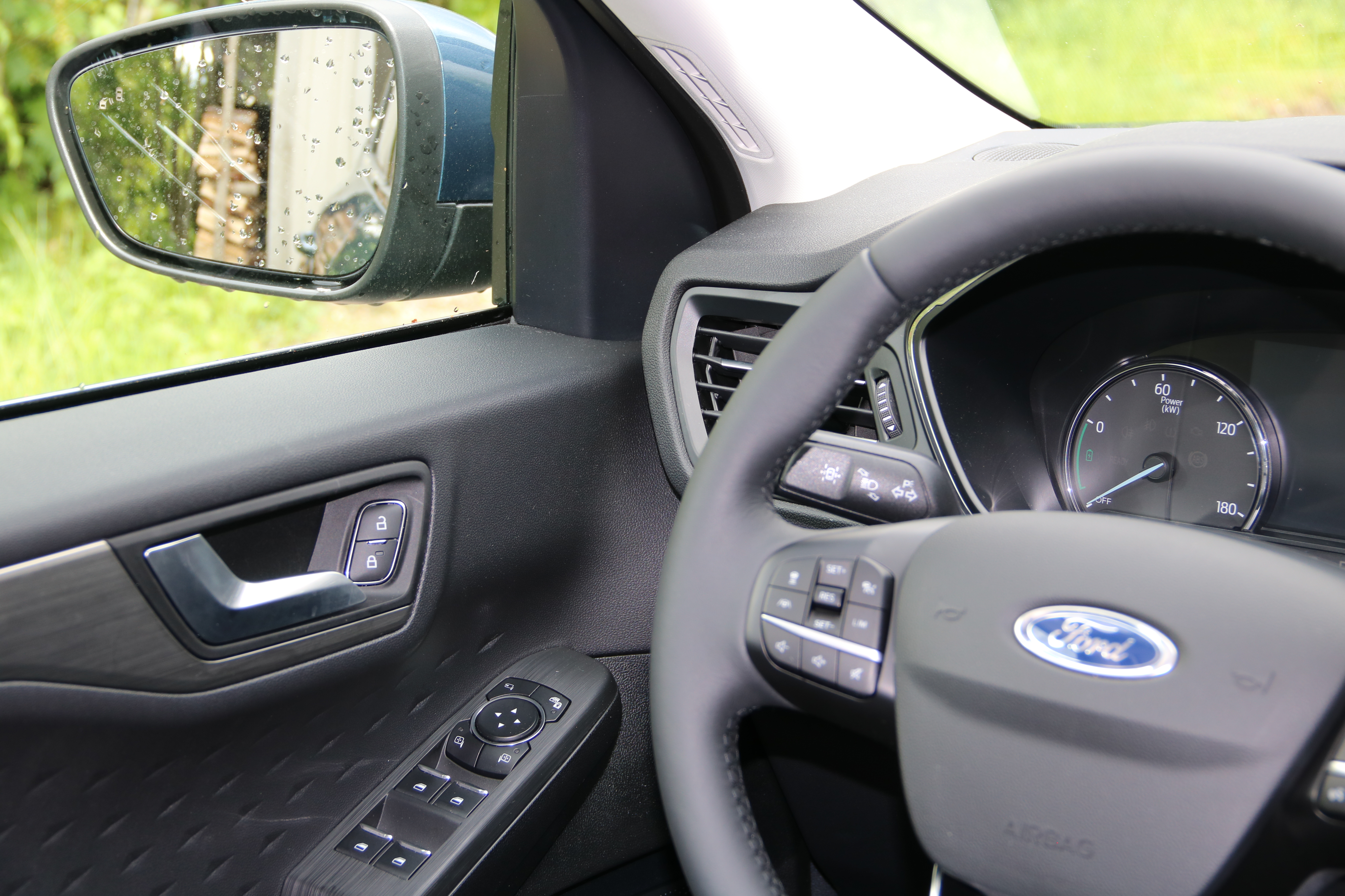 Ford Kuga rear view mirrors and their controls 