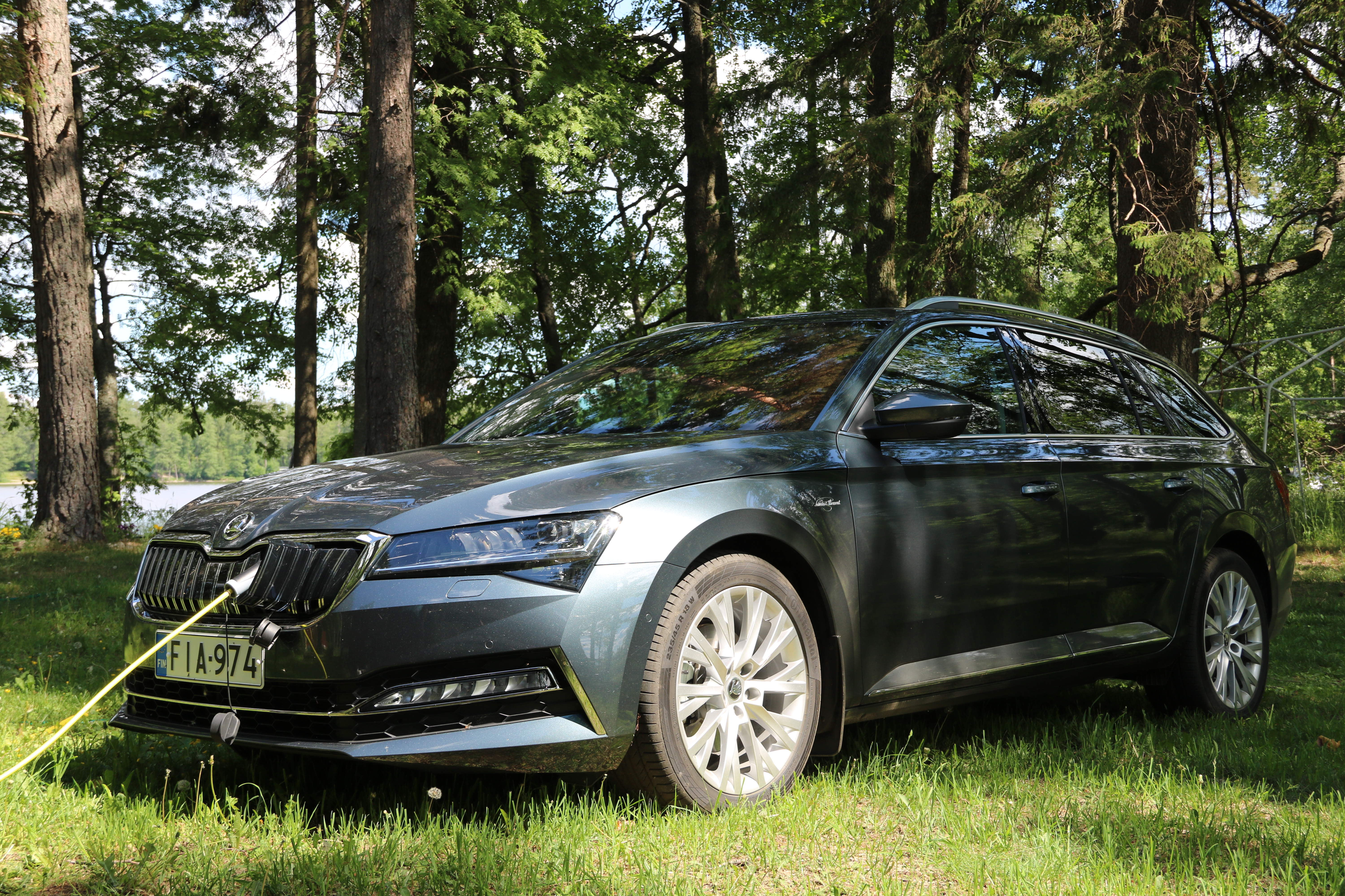 Skoda Superb Combi iV latauksessa